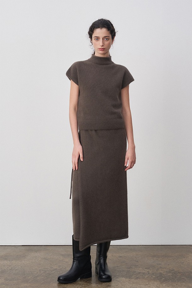 소피아 라쿤 랩 스커트 브라운은 가을, 겨울 시즌에 어울리는 여성용 랩스커트입니다. 부드러운 라쿤, 울, 나일론 혼방 소재로 제작되어 보온성이 뛰어나며, 헤어리한 텍스처가 특징입니다. 허리 부분 립 조직 처리가 더해져 편안한 착용감을 선사하며, 밑단 말림 디테일과 이중 잠금 방식의 속 단추로 꼼꼼하게 디자인되었습니다. 우아하고 클래식한 스타일로, 겨울 데일리룩, 모임룩, 데이트룩 등 다양한 TPO에 활용하기 좋습니다. 루즈핏으로 편안하게 착용 가능하며, 브라운, 베이지, 차콜 세 가지 컬러로 만나보실 수 있습니다.
