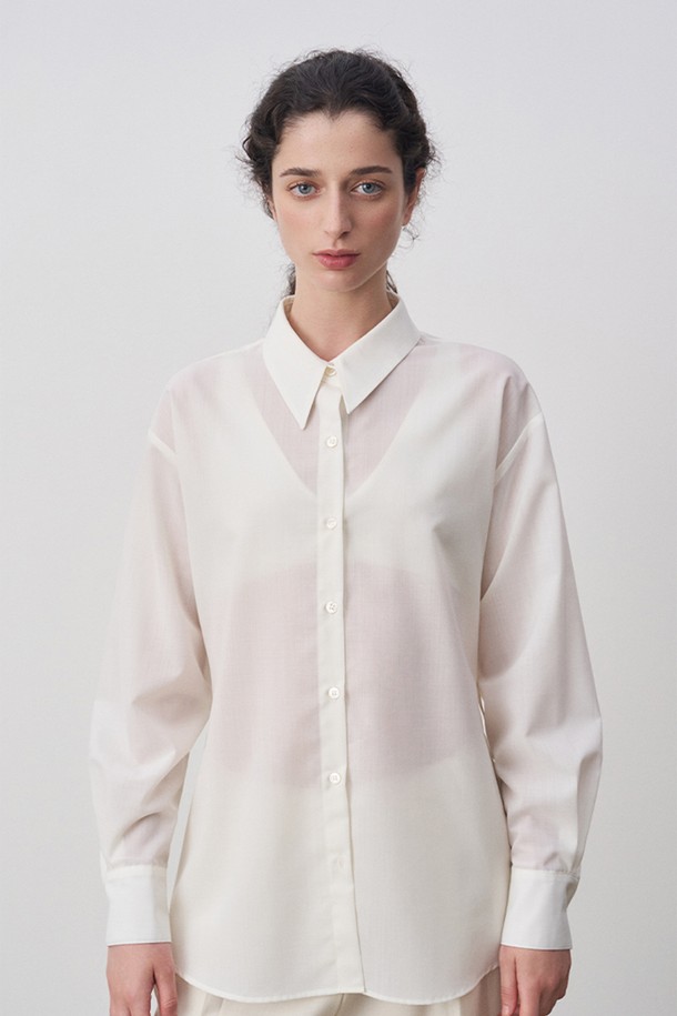 릴리아 롱 카라 오버핏 셔츠 화이트는 여성 의류 상의 셔츠/블라우스 카테고리에 속하며, 봄, 가을에 어울리는 제품입니다. 부드러운 면 소재로 제작되어 편안한 착용감을 선사하며, 롱 기장과 오버핏 디자인으로 트렌디한 스타일을 연출합니다. 베이직하고 클래식한 무드로, 오피스룩, 출근룩, 모임룩 등 다양한 TPO에 활용 가능합니다. 깔끔한 화이트 컬러에 카라 디테일과 버튼 여밈으로 포인트를 더했으며, 클래식 및 미니멀 스타일을 즐겨 입는 분들께 추천합니다.
