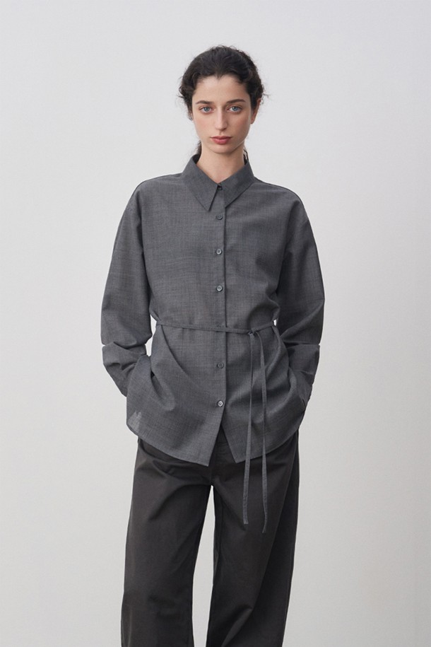 릴리아 롱 카라 오버핏 셔츠 그레이는 가을, 겨울 시즌에 어울리는 여성 의류입니다. 미니멀하고 베이직한 스타일로, 출근룩, 오피스룩, 겨울 데일리룩에 모두 활용 가능합니다. 울과 폴리에스테르 혼방 소재로 제작되어 두꺼운 두께감과 견고한 촉감을 선사하며, 롱 기장과 오버핏 디자인으로 편안한 착용감을 제공합니다. 밀란지톤 원사를 사용하여 은은한 멋을 더했고, 벨트 포함, 뒷 중심 슬릿 디테일로 활동성을 높였습니다. 
