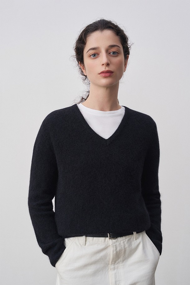 마고 브이넥 수리 알파카 니트 탑 블랙은 부드러운 촉감과 은은한 광택이 특징인 여성용 니트입니다. 깊이감 있는 브이넥 디자인이 목선을 슬림하게 연출하여 여성스러운 분위기를 더합니다. 뛰어난 보온성을 자랑하는 두꺼운 두께감으로 가을과 겨울철에 따뜻하게 착용할 수 있습니다. 알파카, 나일론, 스판덱스 혼방 소재로 제작되어 편안한 착용감을 선사합니다. 베이직, 우아한 스타일을 선호하는 분들께 데이트룩, 카페룩, 겨울 데일리룩으로 추천합니다.
