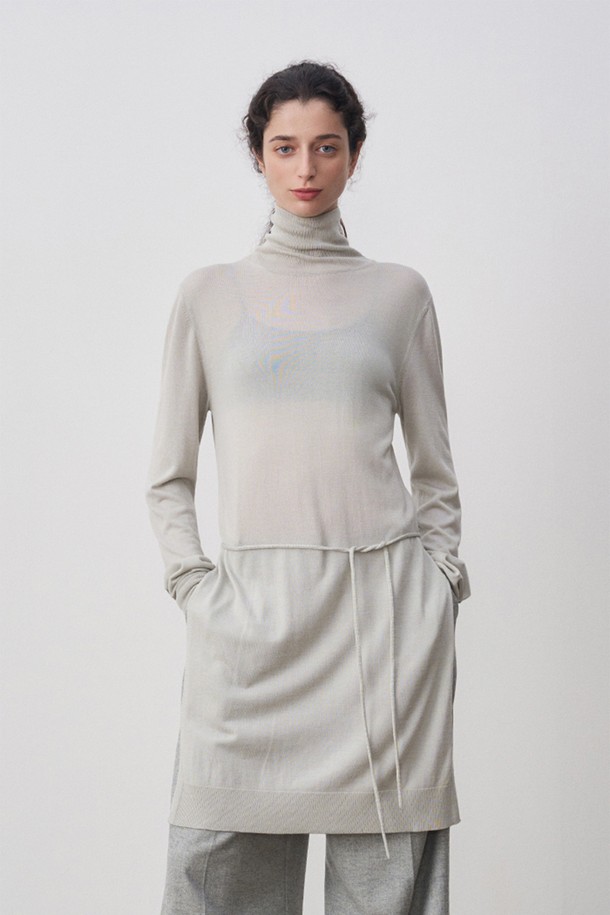 테시아 롱 슬릿 풀오버 그레이는 부드러운 텐셀과 울 혼방 소재로 제작되어, 가을과 겨울에 따뜻하고 편안하게 착용하기 좋습니다. 미니멀한 무드의 터틀넥 디자인에 레귤러핏으로, 일상에서 편안하게 즐길 수 있으며, 특히 겨울 데일리룩, 카페룩, 모임룩에 잘 어울립니다. 얇은 두께감으로 답답함 없이 착용 가능하며, 양 사이드 밑단의 슬릿 디테일과 손목 드레이프 연출이 특징입니다. 차분한 그레이 컬러와 무지 디자인으로 미니멀, 클래식, 시크한 스타일을 연출하기 좋습니다.
