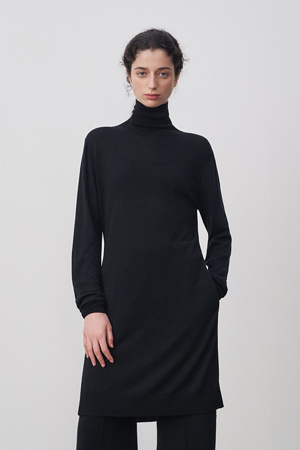 테시아 롱 슬릿 풀오버 블랙은 가을, 겨울 시즌에 어울리는 여성용 터틀넥 니트입니다. 14g 게이지로 짜여 가볍고 유연한 텐셀과 울 혼방 소재로 제작되어 편안한 착용감을 선사합니다. 힙을 덮는 롱 기장과 양 사이드 밑단의 슬릿 디테일, 손목 드레이프가 특징이며, 미니멀, 클래식, 시크한 스타일을 연출하기 좋습니다. 겨울 데일리룩, 오피스룩, 모임룩 등 다양한 TPO에 활용할 수 있는 매력적인 아이템입니다.
