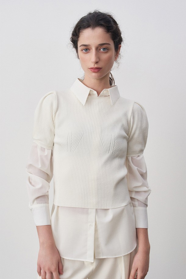 델라 퍼프 슬리브 니트 탑 화이트는 여성스러운 무드를 연출하는 간절기용 니트입니다. 부드러운 촉감의 울, 아크릴, 나일론, 폴리에스테르 혼방 소재로 제작되었으며, 얇은 두께감으로 편안하게 착용 가능합니다. 라운드넥에 긴 소매 기장, 레귤러핏으로 디자인되었으며, 퍼프 슬리브 디테일과 턱 주름이 더해져 더욱 세련된 실루엣을 선사합니다. 베이직하면서도 엘레강스한 스타일로, 오피스룩, 출근룩, 모임룩 등 다양한 TPO에 활용할 수 있습니다. 립 조직과 뛰어난 신축성으로 활동성을 높인 슬림핏 니트 탑입니다.
