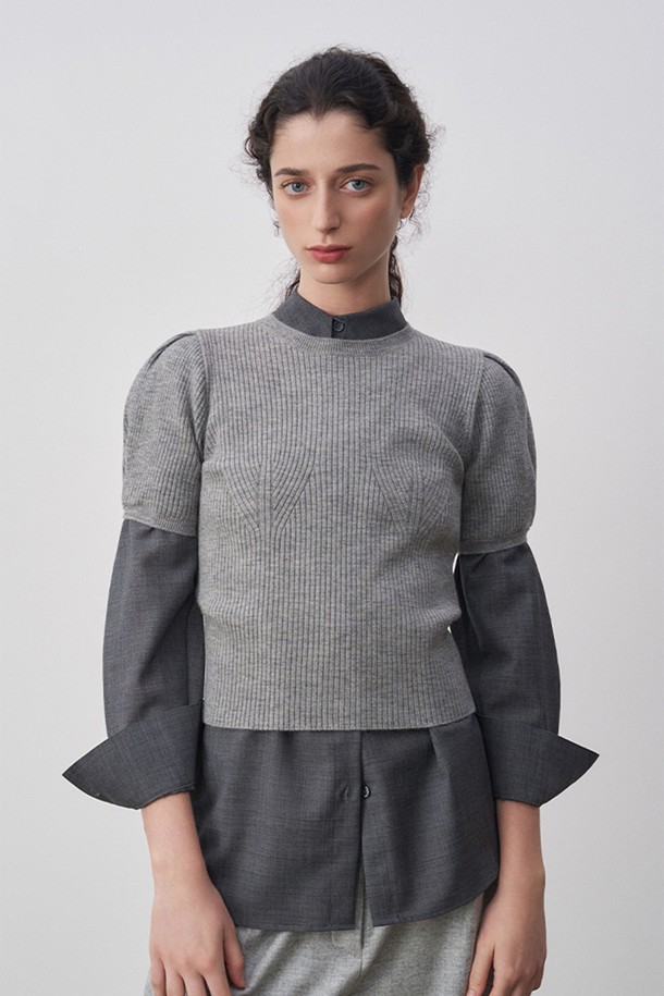 델라 퍼프 슬리브 니트 탑 그레이는 여성스러운 실루엣을 연출하는 간절기 상의 니트입니다. 울, 아크릴, 나일론, 폴리에스터 혼방 소재로 제작되어 부드러운 촉감을 선사합니다. 어깨 라인과 소매 밑단의 턱 주름 디테일이 자연스러운 볼륨감을 더하며, 매끄러운 핏을 완성합니다. 베이직하면서도 엘레강스한 스타일로 데일리, 오피스, 격식 있는 자리까지 폭넓게 활용 가능하며, 단독 또는 아우터와 함께 다양한 스타일을 연출할 수 있습니다. 립 패턴에 반소매, 레귤러핏 디자인으로 클래식하고 미니멀한 오피스룩, 모임룩, 출근룩을 연출하기 좋습니다.
