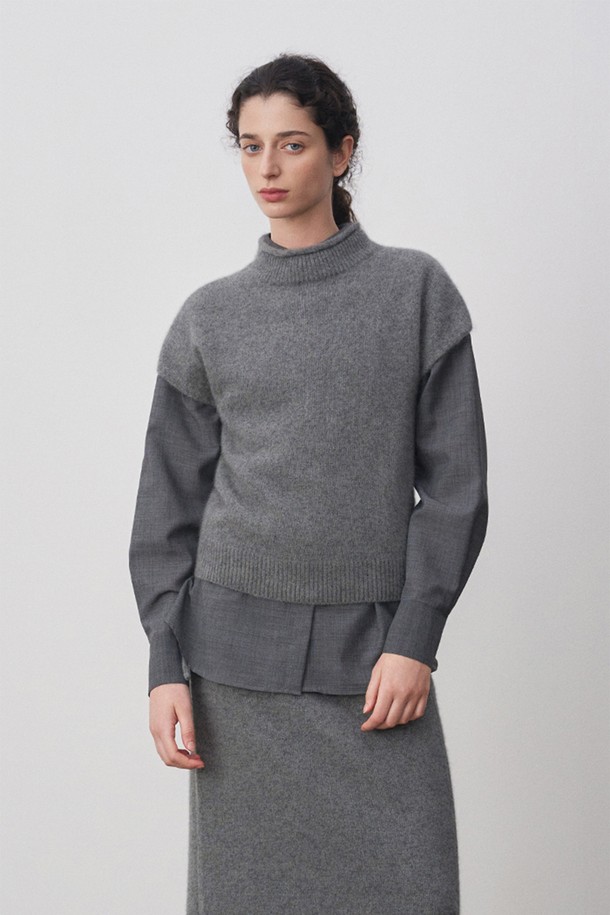 아일라 라쿤 캡 슬리브 니트 차콜은 포근한 착용감의 여성 니트/스웨터입니다. 부드러운 라쿤 50%, 울 27%, 나일론 23% 혼방 소재로 제작되어 겨울철 아우터 이너용으로 적합합니다. 차콜, 베이지, 브라운 3가지 색상으로 출시되었으며, 하프넥과 캡 슬리브 디자인이 특징입니다. 헤어리한 텍스처와 허리 라인을 살려주는 레귤러핏 실루엣으로 미니멀, 클래식, 캐주얼 스타일을 연출할 수 있습니다. 얇은 이너와 레이어드하여 다양한 겨울 데일리룩, 집콕룩, 카페룩을 완성해보세요.
