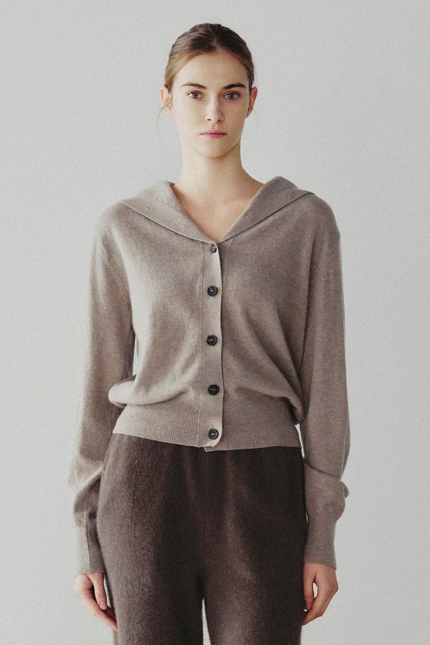 가브리엘 메리노울 세일러 카라 셔츠 라이트브라운은 여성 의류 상의 니트/스웨터 카테고리에 속하는 제품입니다. 부드러운 메리노울 소재로 제작되어 가을, 겨울철 따뜻하게 착용할 수 있으며, 레귤러핏과 긴소매 기장으로 편안한 착용감을 선사합니다. 베이직하면서도 클래식한 스타일을 연출하며, 세일러 카라 디테일이 포인트로 더해져 출근룩, 오피스룩, 모임룩 등 다양한 TPO에 활용 가능합니다. 라이트브라운 컬러의 무지 디자인에 두꺼운 두께감으로 포근함을 더하였으며, 버튼 여밈 방식으로 간편하게 착용할 수 있습니다.
