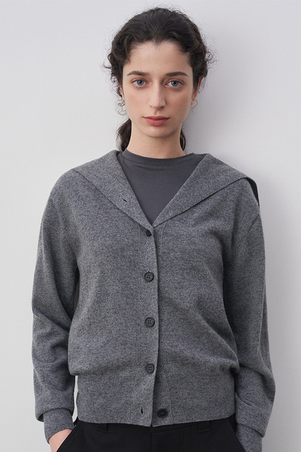 가브리엘 메리노울 세일러 카라 셔츠 그레이는 부드러운 촉감의 울 소재로 제작된 간절기용 릴랙스핏 긴소매 니트/스웨터입니다. 베이직 스타일에 무지 패턴으로, 데일리룩은 물론 카페룩, 모임룩 등 다양한 TPO에 활용할 수 있습니다. 넥 라인에는 두 개의 버튼이 장착되어 있으며, 하이넥 가디건 또는 세일러 셔츠 스타일로 연출할 수 있습니다. 여유로운 실루엣으로 단독 착용은 물론, 레이어드 스타일링에도 용이하며, 가볍고 포근한 착용감을 선사합니다. 내구성이 높고 보풀에 강해 오랫동안 변함없이 착용할 수 있습니다.
