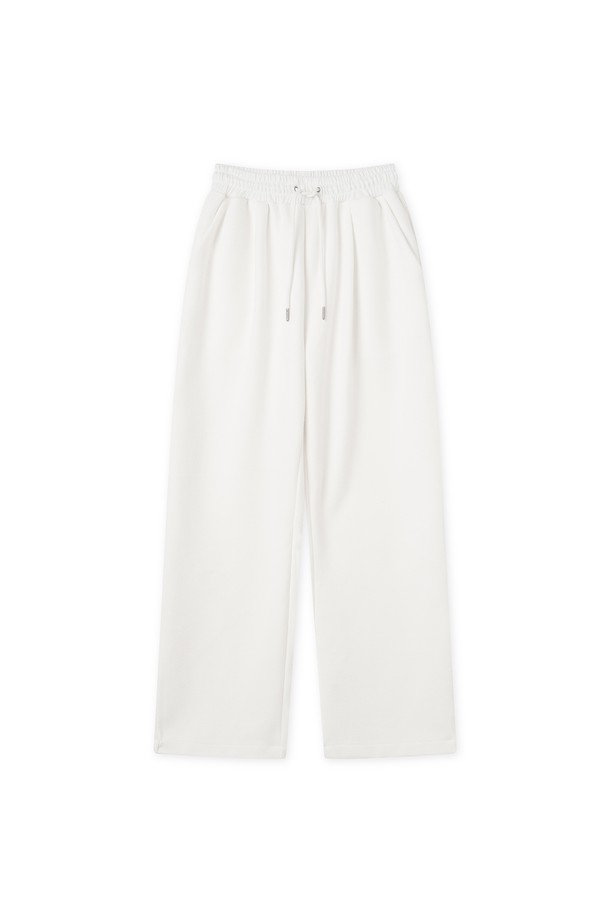 [남녀공용] 플리스 사이드 핀턱 드로스트링 팬츠 화이트는 간절기와 겨울 시즌에 착용하기 좋은 캐주얼 스타일의 플리스 팬츠입니다. 부드러운 촉감의 폴리에스테르와 스판덱스 혼방 소재로 제작되어 편안한 착용감을 선사하며, 스트레이트핏으로 다리가 길어 보이는 효과를 줍니다. 드로스트링 허리 밴딩으로 편안하게 착용 가능하며, 사이드 파이핑 디테일과 턱 디자인이 포인트입니다. 집콕룩, 산책룩 등 다양한 TPO에 활용할 수 있으며, 미니멀한 스타일을 연출하기 좋습니다. 무지 디자인의 화이트 컬러로 어떤 상의와도 쉽게 매치할 수 있습니다.
