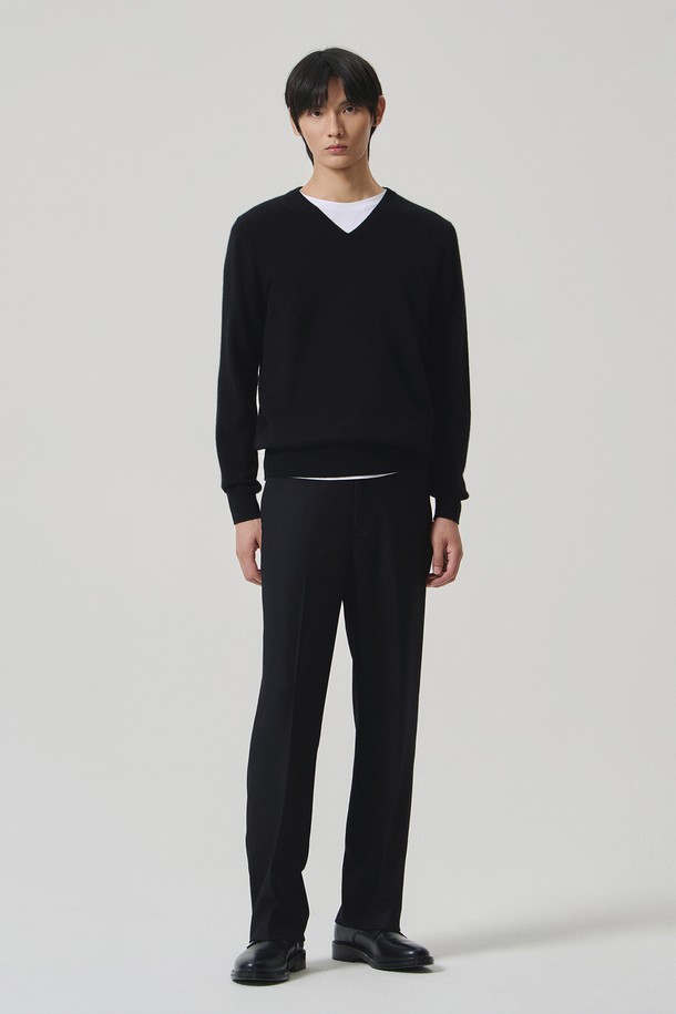 블랙 컬러의 루 울 스트레이트 트라우저입니다. 남성용 울 트라우저로, 가을과 겨울에 착용하기 좋은 두꺼운 두께감의 긴 기장 바지입니다. 미니멀하고 클래식한 스타일을 추구하며, 뻣뻣한 촉감이 특징입니다. 오피스룩, 비즈니스 캐주얼, 출근룩 등 TPO에 어울리며, 클래식, 미니멀, 시크한 스타일을 연출할 수 있습니다. 무지 패턴의 스트레이트핏 정장 스타일 바지입니다.
