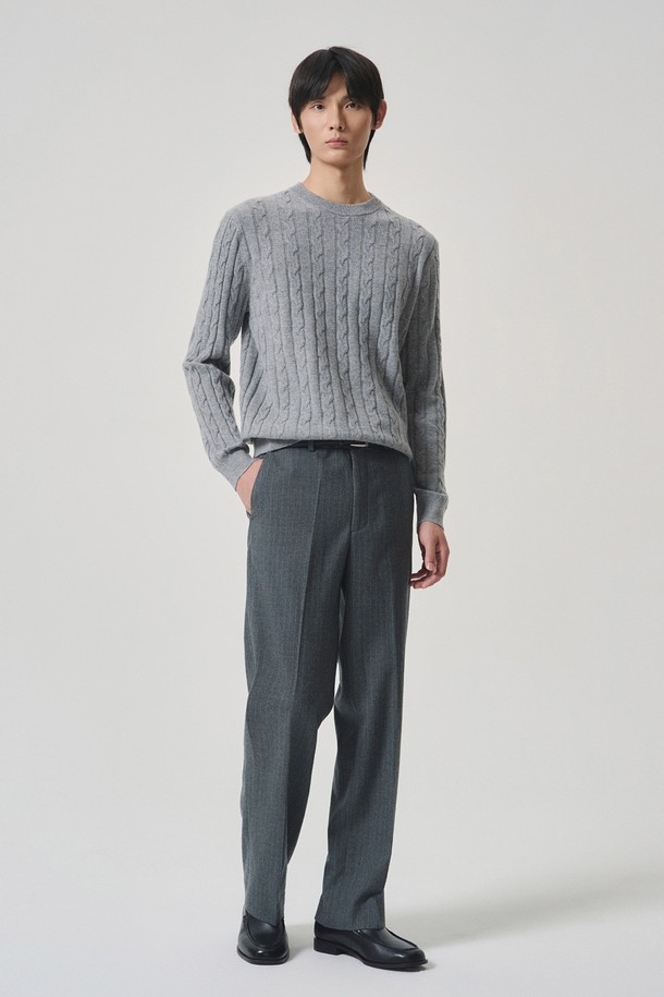 세련된 스타일을 완성하는 남성용 루 울 스트레이트 트라우저, 그레이 스트라이프입니다. 가을, 겨울 시즌에 어울리는 두꺼운 두께감의 울 소재로 제작되어 포근하고 고급스러운 착용감을 선사합니다. 클래식하고 미니멀한 디자인에 스트레이프 패턴이 더해져 포멀하면서도 세련된 느낌을 줍니다. 레귤러핏 스트레이트 실루엣으로 제작되어 오피스룩, 비즈니스 캐주얼, 출근룩 등 다양한 TPO에 활용 가능합니다. 정장 스타일의 바지로, 댄디한 스타일을 연출하기에 좋습니다.
