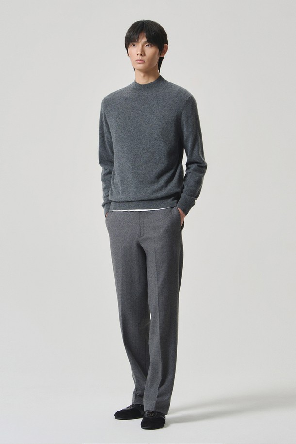 차분한 분위기를 연출하는 남성용 울 스트레이트 트라우저, 차콜 컬러입니다. 가을, 겨울 시즌에 어울리는 두꺼운 두께감의 울 소재로 제작되어 따뜻하고 포근한 착용감을 선사합니다. 미니멀하고 클래식한 스타일로, 오피스룩, 비즈니스 캐주얼, 출근룩 등 다양한 TPO에 활용 가능합니다. 뻣뻣한 촉감과 스트레이트핏으로 깔끔한 실루엣을 연출하며, 유행을 타지 않아 오랫동안 즐겨 입을 수 있는 아이템입니다.
