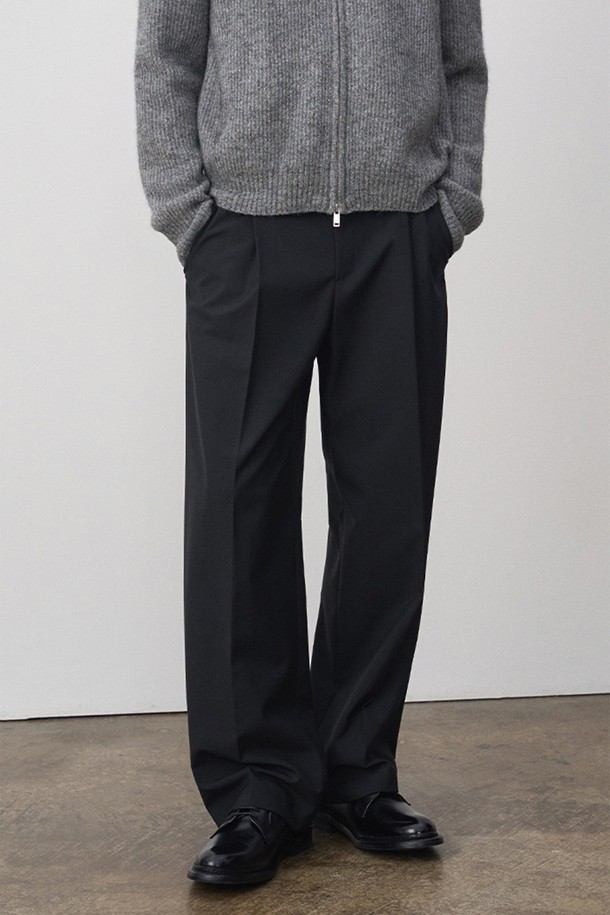 리요르 울 배럴핏 트라우저 블랙은 가을, 겨울 시즌에 어울리는 남성용 울 트라우저입니다. 부드러운 촉감의 울과 폴리에스테르 혼방 소재로 제작되었으며, 클래식한 무드의 무지 디자인이 특징입니다. 넉넉한 와이드 핏과 밑단까지 이어지는 레그 라인, 프론트 턱 디테일이 편안하면서도 세련된 실루엣을 연출합니다. 뒷면 허리 중앙 슬릿 디테일은 활동성을 높여주며, 오피스룩, 비즈니스 캐주얼, 겨울 데일리룩 등 다양한 TPO에 활용 가능합니다. 톤온톤의 블랙과 네이비 컬러로 출시되어 미니멀, 시크 스타일을 즐기는 분들께 추천합니다.
