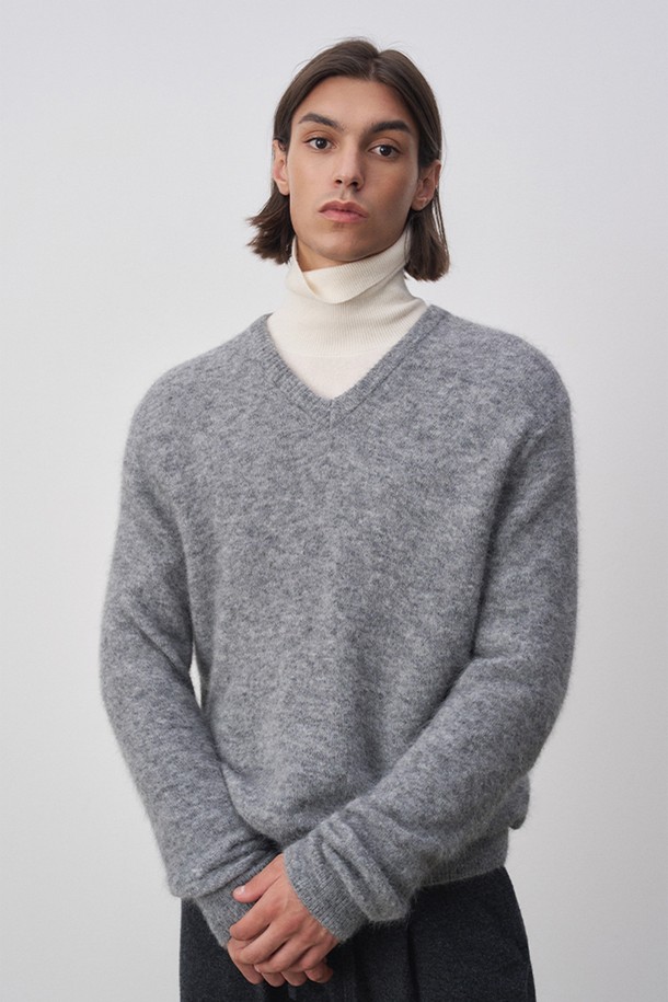 디오니 브이넥 수리 알파카 니트 탑 그레이는 부드러운 촉감과 은은한 광택이 돋보이는, 알파카 소재의 고급스러운 니트입니다. 뛰어난 보온성을 자랑하며, 자연스러운 드레이프 실루엣으로 세련된 스타일을 연출합니다. 레귤러핏에 브이넥 디자인으로, 비즈니스 데일리룩이나 포멀한 자리에 잘 어울립니다. 클래식하고 심플한 스타일을 추구하는 고객에게 F/W 시즌 필수 아이템입니다. 7게이지 편직으로 제작되어 부드러움과 매끄러움을 동시에 느낄 수 있습니다.
