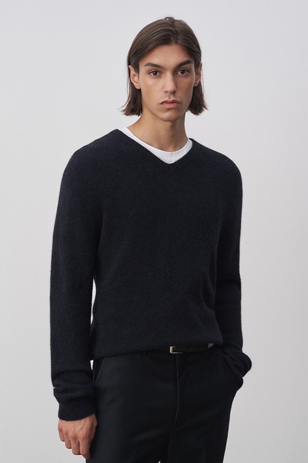 디오니 브이넥 수리 알파카 니트 탑 블랙은 부드러운 감촉과 뛰어난 보온성을 자랑하는 여성용 니트입니다. 알파카, 나일론, 스판덱스의 혼방으로 제작되어 은은한 광택과 실크 같은 촉감을 선사합니다. 레귤러 핏의 브이넥 디자인과 긴 소매는 클래식하고 미니멀한 스타일을 연출하며, 두꺼운 두께감으로 가을, 겨울철에 따뜻하게 착용할 수 있습니다. 비즈니스, 데일리룩, 오피스룩 등 다양한 TPO에 활용 가능하며, 자연스러운 드레이프가 특징입니다. 7게이지 편직으로 제작되어 완성도를 높였습니다.
