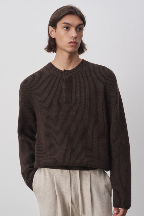 테오 메리노울 헨리넥 풀오버 브라운은 남성을 위한 상의 니트/스웨터 제품입니다. 가을, 겨울에 착용하기 좋으며, 부드러운 촉감의 두꺼운 울 소재로 제작되어 보온성을 제공합니다. 미니멀하고 베이직한 스타일로, 비즈니스 캐주얼 및 포멀룩에 적합하며, 릴랙스핏과 헨리넥 디자인이 특징입니다. 절제된 디테일과 간결한 라인, 버튼 디테일이 돋보이며, No Mulesing 방식으로 제작된 최고급 초극세 원사를 사용하여 내구성이 높고 보풀에 강합니다. 브라운과 그레이 색상이 있으며, 긴 소매 기장으로 제작되었습니다.
