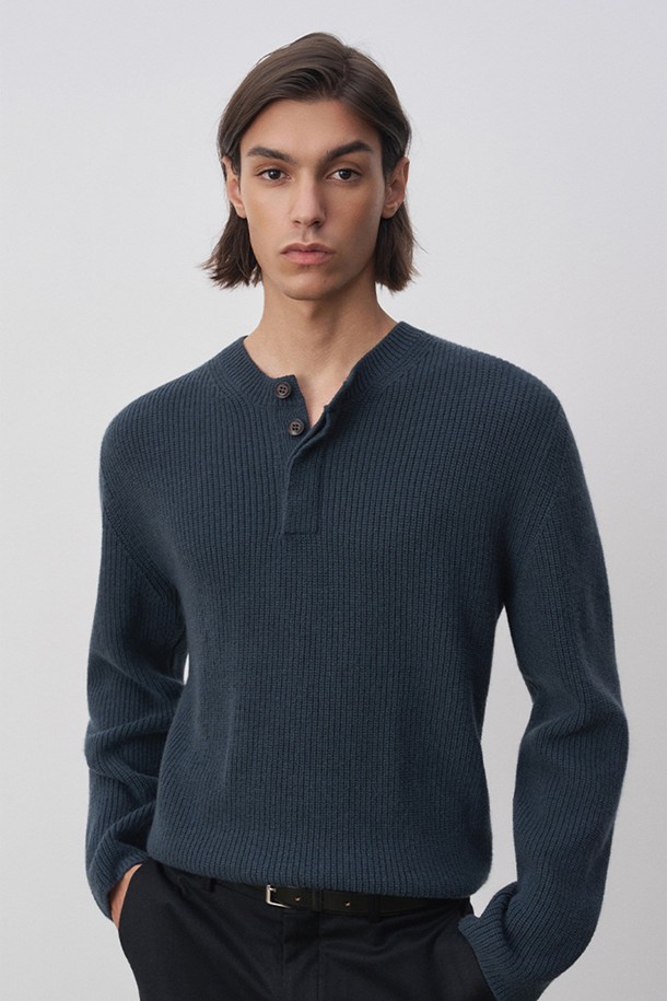 테오 메리노울 헨리넥 풀오버 블루는 남성용 니트/스웨터로, 가을과 겨울에 따뜻하게 착용할 수 있습니다. 헨리넥 디자인에 루즈핏으로 제작되었으며, 부드러운 촉감의 울 소재를 사용하여 편안함을 더했습니다. 보온 기능과 함께 버튼 오픈, 내구성이 높고 보풀에 강하며 레이어링이 가능한 특징을 갖춘 실용적인 아이템입니다. 베이직하고 클래식한 스타일로 비즈니스 캐주얼, 일상, 공연 관람 등 다양한 TPO에 활용 가능합니다. 블루, 그레이, 브라운, 블랙 등 다양한 색상으로 출시되었습니다.
