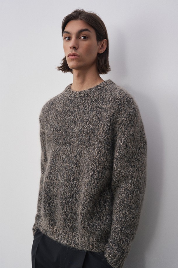 마티스 멜란지 알파카 풀오버 블랙은 가을, 겨울 시즌 데일리룩, 집콕룩, 산책룩에 적합한 니트/스웨터입니다. 부드러운 촉감과 헤어리한 질감이 특징이며, 가볍고 우수한 보온성을 제공합니다. 3게이지 두께의 라운드넥 레귤러핏으로, 소매와 밑단에 립 디테일을 더해 미니멀하고 클래식한 스타일을 연출합니다. 블랙과 그레이 컬러의 멜란지 패턴, 긴 소매 기장으로 여유로운 실루엣을 선사합니다. 알파카와 폴리에스테르 혼방 소재로 제작되어 편안함과 스타일을 동시에 만족시킵니다.
