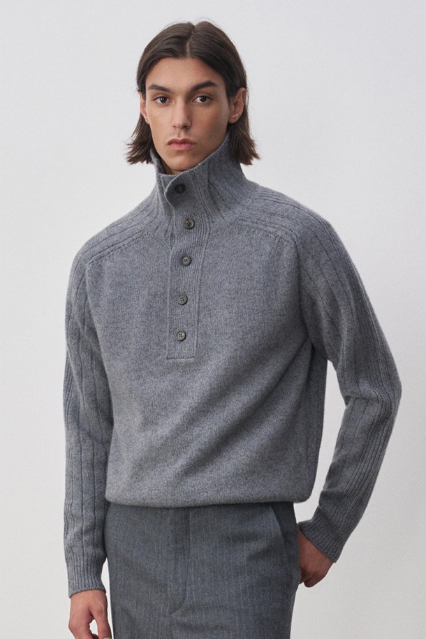 "라보 소프트울 하이넥 버튼 니트 그레이"는 가을, 겨울에 어울리는 남성용 니트 스웨터입니다. 1970년대 보헤미안 스타일에서 영감을 받아 디자인되었으며, 클래식하고 베이직한 스타일을 연출합니다. 부드러운 촉감의 슈퍼 파인 메리노울과 나일론 혼방 소재로 제작되었으며, 보온성을 높이는 두꺼운 두께감과 스탠다드핏으로 편안하게 착용할 수 있습니다. 하이넥 디자인과 버튼 여밈으로 포인트를 주었으며, 구조적인 짜임과 고급스러운 볼륨감이 특징입니다. 겨울 데일리룩, 모임룩, 데이트룩 등 다양한 TPO에 미니멀하고 캐주얼한 무드로 활용하기 좋습니다.
