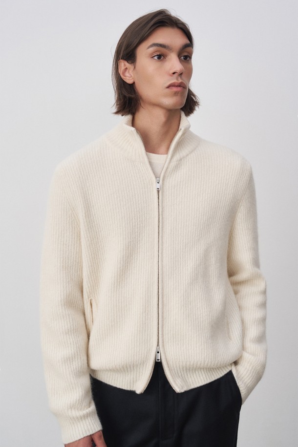 본느 알파카 하이넥 집업 아이보리는 가을, 겨울 시즌 오피스룩과 데일리룩에 적합한 베이직 스타일의 니트 집업입니다. 부드러운 촉감의 알파카, 울, 면, 폴리아미드 혼방 소재로 제작되었으며, 두께감 있는 7게이지로 따뜻함을 더했습니다. 아이보리, 그레이, 네이비 세 가지 색상으로 출시되었으며, 레귤러핏의 긴소매 하이넥 디자인입니다. YKK 투웨이 지퍼와 양쪽 포켓 디테일, 따가움이 개선된 원단으로 편안한 착용감을 선사합니다.
