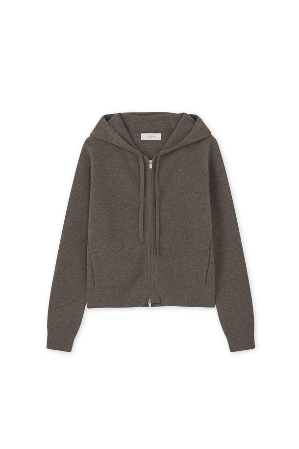 따뜻하고 부드러운 [남녀공용] 소마 메리노울 후드 집업 브라운입니다. 메리노울 소재로 제작되어 가을, 겨울 시즌에 포근함을 선사하며, 베이직하고 캐주얼한 스타일을 연출합니다. 레귤러핏으로 편안하게 착용 가능하며, 두꺼운 두께감으로 보온성을 높였습니다. 무지 디자인에 브라운 컬러가 더해져 어떤 룩에도 자연스럽게 어울립니다. 집업 스타일과 후드 디자인으로 실용성을 더한 데일리 아이템입니다.
