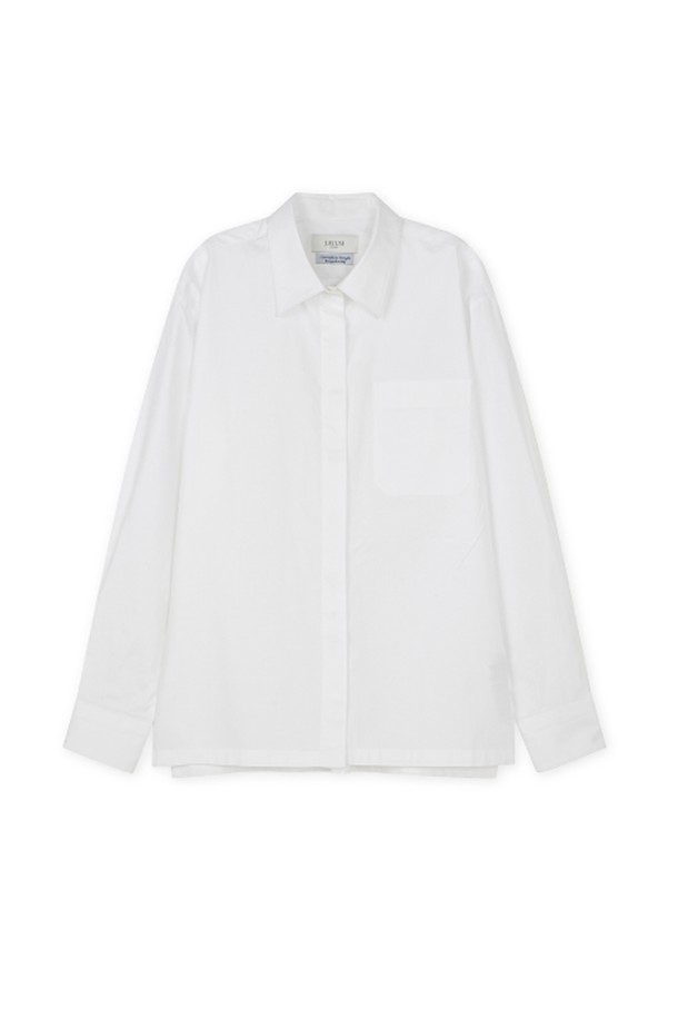 롤라 코튼 컴포트 셔츠 화이트는 미니멀하고 베이직한 스타일을 추구하는 분들을 위한 긴 소매 셔츠입니다. 부드러운 면 소재로 제작되어 봄, 여름철 데이트룩이나 카페룩에 편안하게 착용하기 좋습니다. 차이나칼라 디자인에 오버핏으로 제작되어 여유로운 실루엣을 연출하며, 가슴 포켓 디테일과 옆 슬릿, 리얼 자개 단추, 손바느질 마감으로 고급스러운 마무리를 더했습니다. 무지 화이트 컬러로 어떤 하의와도 잘 어울려 다양한 스타일을 연출할 수 있습니다. 탄탄한 촉감으로 오래도록 변함없이 즐겨 입을 수 있는 셔츠입니다.
