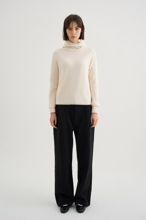 헤디 컴포터블 코튼 트라우저 블랙은 편안함과 스타일을 동시에 만족시키는 여성용 트라우저입니다. 부드러운 면 소재로 제작되어 사계절 내내 활용 가능하며, 데일리룩과 출근룩 모두 소화 가능한 실용적인 아이템입니다. 와이드 핏과 스트레이트 핏으로, 여유로운 실루엣을 연출하며, 데님 디테일이 더해져 클래식하면서도 미니멀한 무드를 선사합니다. 신축성이 있어 활동성이 뛰어나며, 우수한 복원력으로 오랫동안 변형 없이 착용할 수 있습니다. 블랙 컬러의 무지 디자인으로 어떤 상의와도 쉽게 매치하여 시크한 스타일을 완성할 수 있습니다.
