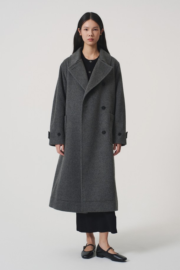 [우먼] 로벨 오버핏 랩 코트 그레이는 미니멀하고 베이직한 스타일을 추구하는 여성 고객을 위한 롱 기장의 랩 코트입니다. 부드러운 촉감의 울 소재로 제작되어 가을과 겨울, 두꺼운 두께감으로 따뜻하게 착용할 수 있습니다. 오버핏 디자인과 와이드 칼라가 특징이며, 출근룩, 오피스룩, 모임룩 등 다양한 TPO에 활용할 수 있습니다. 클래식, 미니멀, 시크한 스타일을 연출하기에 적합하며, 무지 디자인의 그레이 컬러로 어떤 룩에도 쉽게 매치할 수 있습니다. 긴 소매 기장으로 세련된 분위기를 더합니다.
