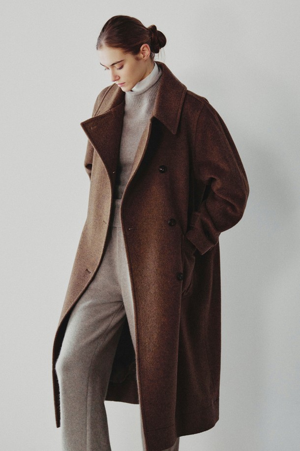 [우먼] 로벨 오버핏 랩 코트 브라운은 가을, 겨울 시즌에 어울리는 여성용 코트입니다. 부드러운 울 소재로 제작되어 따뜻하고 포근한 착용감을 선사하며, 미니멀하고 클래식한 스타일을 연출합니다. 롱 기장의 오버핏 디자인에 랩 형식으로 여며져 세련된 실루엣을 강조합니다. 브라운 컬러는 다양한 의상과 잘 어울리며, 오피스룩, 출근룩, 모임룩 등 TPO에 맞춰 시크하게 연출할 수 있습니다. 랩 코트 특유의 디자인과 두꺼운 두께감으로 보온성을 높였습니다.
