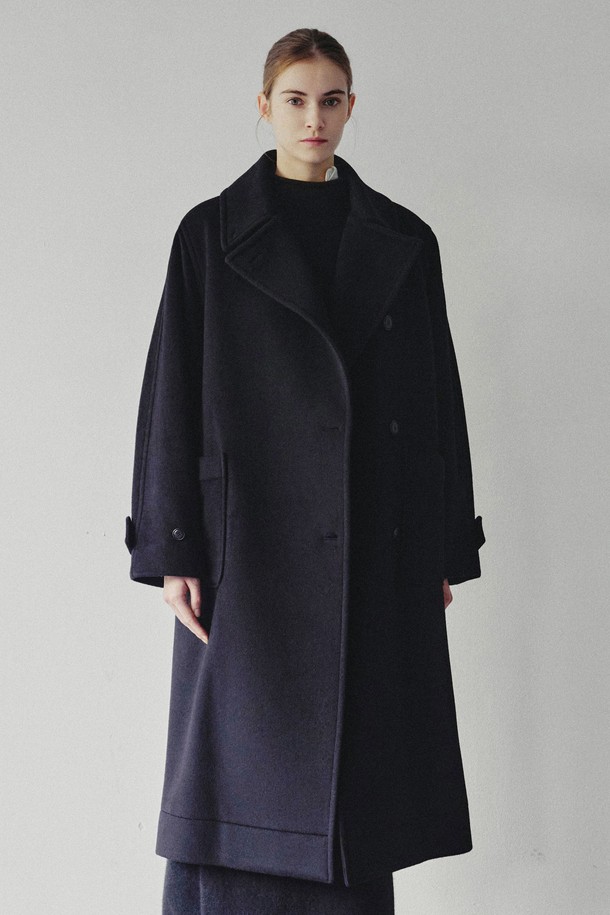 [우먼] 로벨 오버핏 랩 코트 블랙은 모던하고 미니멀한 스타일을 추구하는 여성들을 위한 겨울철 데일리 코트입니다. 블랙, 브라운, 그레이 3가지 색상으로 출시되었으며, 랩 코트 디자인과 오버핏으로 세련된 실루엣을 연출합니다. 울과 나일론 혼방의 부드러운 촉감과 두꺼운 두께감으로 따뜻함을 선사하며, 큐프라 트윌 안감으로 편안한 착용감을 더했습니다. 볼륨감 있는 핏과 금장 아웃 포켓, 하이넥 스타일 연출이 가능한 디자인으로 출근룩, 오피스룩, 모임룩 등 다양한 TPO에 활용 가능합니다.
