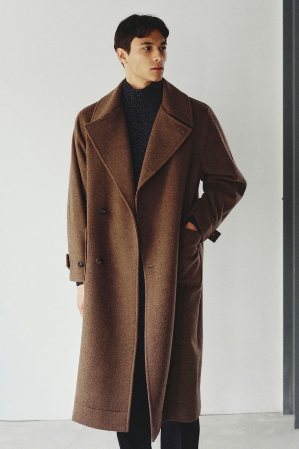 로벨 오버핏 랩 코트 브라운은 미니멀하고 클래식한 스타일을 추구하는 남성 고객을 위한 겨울철 필수 아우터입니다. 부드러운 울 소재와 두꺼운 두께감으로 따뜻함을 선사하며, 볼륨감 있는 오버핏 실루엣이 세련된 핏을 연출합니다. 랩 형태의 독특한 디자인과 히든/싱글 버튼 여밈 방식, 하이넥 스타일 연출이 가능하여 다양한 분위기를 연출할 수 있습니다. 출근룩, 모임룩, 데이트룩 등 폭넓은 TPO에 활용 가능하며, 두꺼운 이너 레이어드도 용이합니다.
