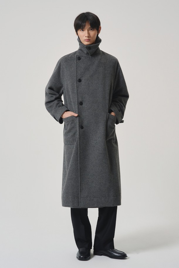 로벨 오버핏 랩 코트 그레이는 가을과 겨울, 미니멀하고 모던한 스타일을 연출하기에 좋은 여성용 코트입니다. 부드러운 촉감의 울 소재로 제작되었으며, 두께감이 있어 따뜻하게 착용할 수 있습니다. 랩 코트 디자인과 하이넥, 포켓 디테일이 특징이며, 오버핏으로 편안한 착용감을 선사합니다. 출근룩, 오피스룩, 모임룩 등 다양한 TPO에 클래식, 미니멀, 시크한 스타일을 더해줍니다. 버튼 여밈 방식과 긴 소매 기장으로 세련된 분위기를 연출합니다.
