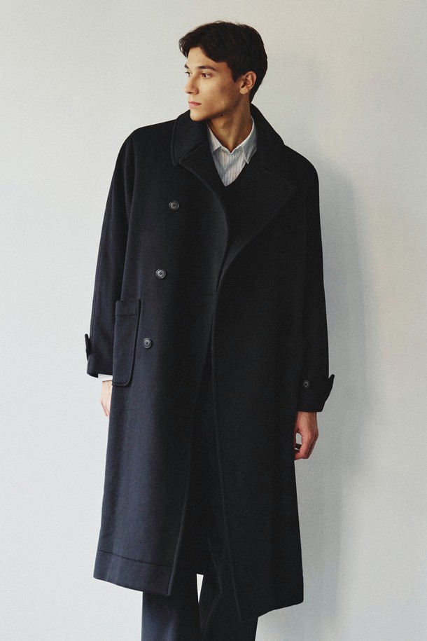 로벨 오버핏 랩 코트 블랙은 미니멀하고 베이직한 스타일을 추구하는 남성 고객을 위한 울 소재의 랩 코트입니다. 가을과 겨울, 두 계절에 걸쳐 활용 가능하며, 오피스룩, 출근룩, 모임룩 등 다양한 TPO에 잘 어울립니다. 두껍고 부드러운 울 소재로 제작되어 보온성을 높였으며, 랩 디자인과 싱글 버튼 여밈으로 시크하면서도 세련된 분위기를 연출합니다. 넉넉한 오버핏으로 편안한 착용감을 선사하며, 긴 소매 기장으로 클래식한 스타일을 완성합니다. 블랙 컬러는 어떤 옷에도 매치하기 쉬워 데일리 코트로 활용하기 좋습니다.
