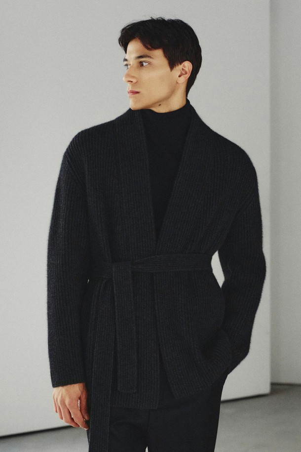 단테 라쿤 리브드 숄 가디건 차콜은 가을과 겨울, 데일리웨어와 이너로 활용하기 좋은 가디건입니다. 라쿤, 메리노울, 나일론 혼방 소재로 제작되어 부드러운 촉감과 뛰어난 보온성을 제공합니다. 차콜과 오트밀 두 가지 색상으로 만나볼 수 있으며, 레귤러 핏과 긴소매 기장으로 어떤 스타일에도 잘 어울립니다. 골지 패턴과 오픈 타입 디자인, 양 옆 포켓, 로브 끈, 벨트 고리 등의 디테일이 돋보이며, 가벼운 착용감으로 집콕룩, 캐주얼, 클래식, 미니멀 스타일 연출에도 용이합니다.
