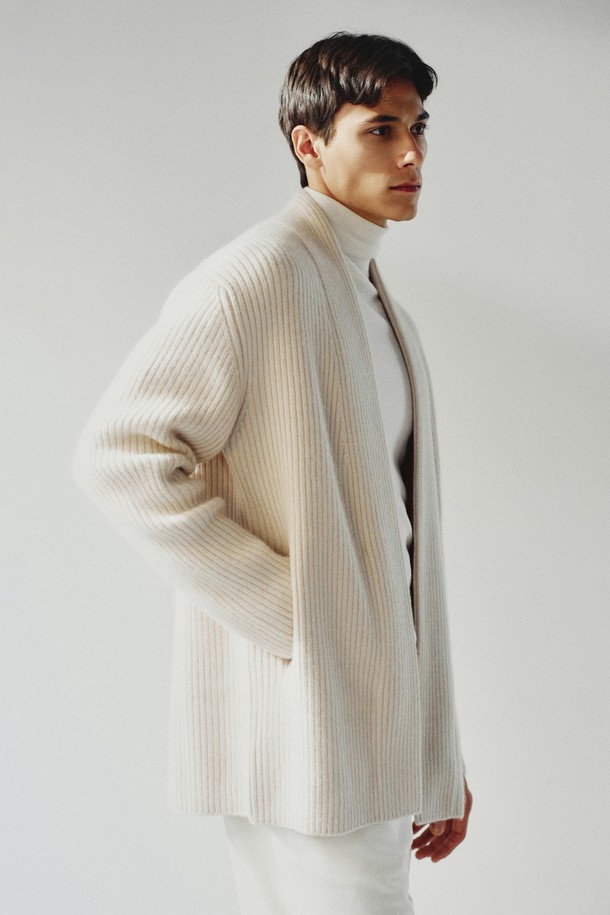 단테 라쿤 리브드 숄 가디건 오트밀은 부드러운 촉감의 라쿤, 메리노울, 나일론 혼방 소재로 제작되어 가볍고 뛰어난 보온성을 자랑하는 가을/겨울용 상의입니다. 숄 카라 디자인에 레귤러핏으로 제작되었으며, 골지 패턴이 적용되어 베이직하면서도 캐주얼한 스타일을 연출합니다. 양 옆 포켓과 벨트 고리, 로브 끈이 포함되어 실용성을 더했으며, 오픈 타입으로 편안하게 착용할 수 있습니다. 집콕룩, 캐주얼, 클래식, 미니멀 스타일을 즐겨 입는 고객에게 추천합니다. 오트밀과 차콜 두 가지 컬러로 만나보세요.
