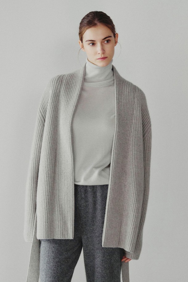 루나 라쿤 리브드 숄 가디건 라이트그레이는 여성스러운 실루엣을 연출하는 숄 카라 가디건입니다. 부드러운 라쿤, 메리노 울, 나일론 혼방으로 제작되어 포근하고 고급스러운 착용감을 선사하며, 겨울철 보온성을 책임집니다. 7g 게이지의 밀도 높은 프리미엄 원사와 골지 패턴, 니트 벨트 디테일이 특징입니다. 양 옆 포켓으로 실용성을 더했으며, 레귤러핏으로 제작되어 데일리룩, 출근룩에 모두 잘 어울립니다. 코트 이너로도 활용 가능하여 다가오는 가을, 겨울 시즌에 활용도 높은 아이템입니다.
