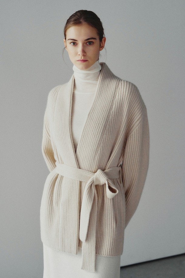 "루나 라쿤 리브드 숄 가디건 오트밀"은 부드러운 울 소재에 골지 패턴과 숄 카라 디자인이 돋보이는 여성용 가디건입니다. 넉넉한 루즈핏과 긴 소매 기장으로 편안한 착용감을 선사하며, 벨트 디테일이 더해져 우아한 분위기를 연출합니다. 가을, 겨울 시즌에 어울리는 두꺼운 두께감으로 따뜻하게 착용할 수 있으며, 베이직하면서도 여성스러운 스타일로 데이트룩, 모임룩, 출근룩 등 다양한 TPO에 활용 가능합니다. 클래식, 미니멀, 로맨틱 스타일을 즐겨 입는 분들께 추천하는 아이템입니다.
