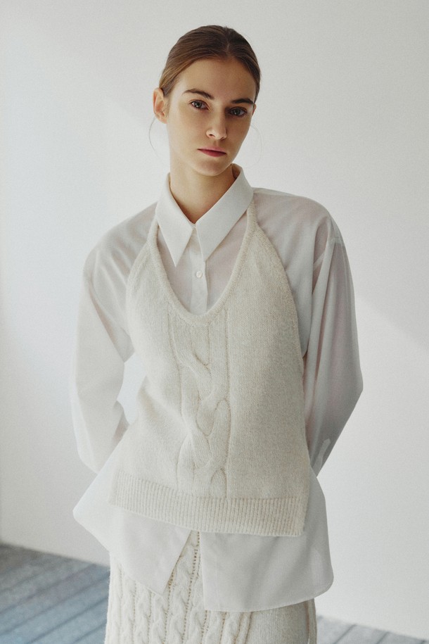 엘리즈 케이블 홀터넥 탑 아이보리는 여성 의류의 상의 카테고리에 속하는 니트/스웨터입니다. 봄, 여름 시즌에 어울리는 얇은 두께의 민소매 크롭 기장으로, 부드러운 촉감의 니트 소재와 홀터넥 디자인이 특징입니다. 베이직한 스타일로, 데이트룩이나 여행룩에 미니멀, 클래식, 캐주얼 무드로 연출하기 좋습니다. 케이블 니트 디테일이 돋보이는 아이보리 컬러의 레귤러핏 제품입니다.
