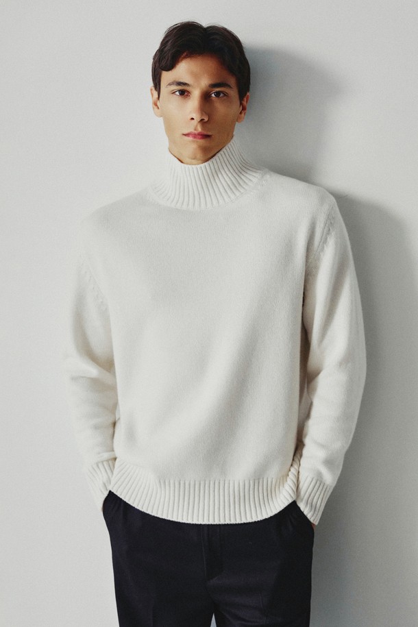 루벤 메리노울 터틀넥 풀오버 아이보리는 가을과 겨울, 일상과 출근룩, 모임룩에 모두 잘 어울리는 니트입니다. 부드럽고 가벼운 메리노 울과 면 혼방 소재로 제작되어 가볍고 포근한 착용감을 선사하며, 7g 게이지의 은은한 밀란지 텍스처가 특징입니다. 하이넥 디자인과 레귤러핏으로 군더더기 없이 담백한 실루엣을 연출하며, 단독 또는 이너 레이어드 모두 활용 가능합니다. 아이보리, 그레이, 블랙 세 가지 색상으로 만나보세요.
