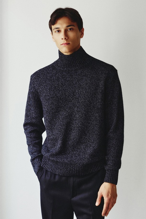 루벤 메리노울 터틀넥 풀오버 블랙은 가을, 겨울 시즌에 어울리는 남성용 니트/스웨터입니다. 부드러운 촉감의 메리노울 소재로 제작되었으며, 레귤러핏과 두꺼운 두께로 포근함을 선사합니다. 미니멀하고 베이직한 디자인으로 출근룩 등 다양한 일상복에 활용하기 좋습니다. 블랙 컬러의 무지 디자인에 긴 소매와 터틀넥 디테일이 더해져 세련된 스타일을 연출합니다. 풀오버 스타일로 간편하게 착용할 수 있습니다.
