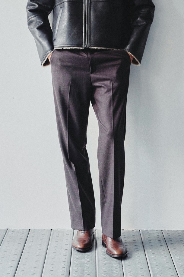 세련된 스타일을 완성하는 남성용 '루 울 스트레이트 트라우저 브라운'입니다. 가을, 겨울 시즌에 어울리는 두꺼운 울 소재로 제작되어 뻣뻣한 촉감과 뛰어난 보온성을 제공합니다. 미니멀하고 클래식한 디자인으로 오피스룩, 비즈니스 캐주얼, 모임룩 등 다양한 TPO에 활용 가능합니다. 레귤러 핏의 스트레이트 다리 라인이 깔끔한 실루엣을 연출하며, 안감 없이도 포멀한 스타일을 완성합니다. 브라운 컬러의 무지 디자인으로 어떤 상의와도 쉽게 매치하여 세련된 스타일을 연출할 수 있습니다.
