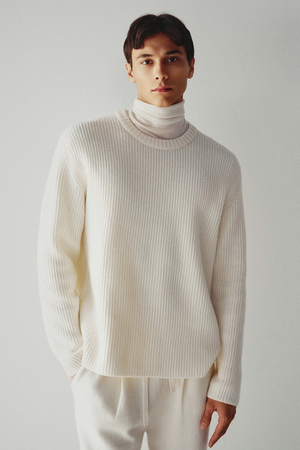 조니 메리노울 라운드넥 풀오버 아이보리는 부드러운 촉감과 보온성을 갖춘 남성용 니트 스웨터입니다. 미니멀하고 베이직한 스타일로, 오피스룩이나 비즈니스 캐주얼에 잘 어울립니다. 두꺼운 두께감의 울 소재로 제작되어 가을, 겨울철에 따뜻하게 착용할 수 있으며, 라운드넥 디자인으로 다양한 스타일 연출이 가능합니다. 군더더기 없는 깔끔한 실루엣과 섬세한 조직감, 보풀에 강한 내구성이 특징입니다. 아이보리, 오트밀, 브라운 세 가지 색상으로 만나보실 수 있습니다.
