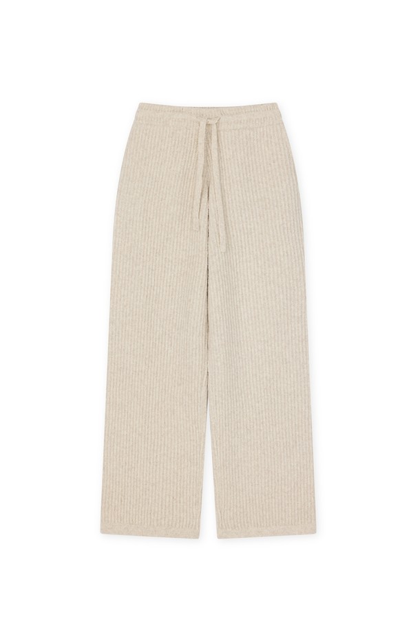 [남녀공용] 로이 부클 드로스트링 팬츠 아이보리는 간절기와 겨울 시즌에 어울리는 베이직 스타일의 드로스트링 팬츠입니다. 부클 원사를 사용하여 포근한 촉감을 살렸으며, 탄탄한 립 조직과 플레인 립 밑단으로 마감하여 퀄리티를 높였습니다. 울과 나일론 혼방 소재로 제작되어 보온성이 뛰어나고, 릴렉스드 핏과 스트레이트 핏으로 편안한 착용감을 제공합니다. 아이보리 컬러와 그레이 컬러 두 가지로 출시되었으며, 가벼운 착용감으로 일상에서 활용하기 좋습니다.
