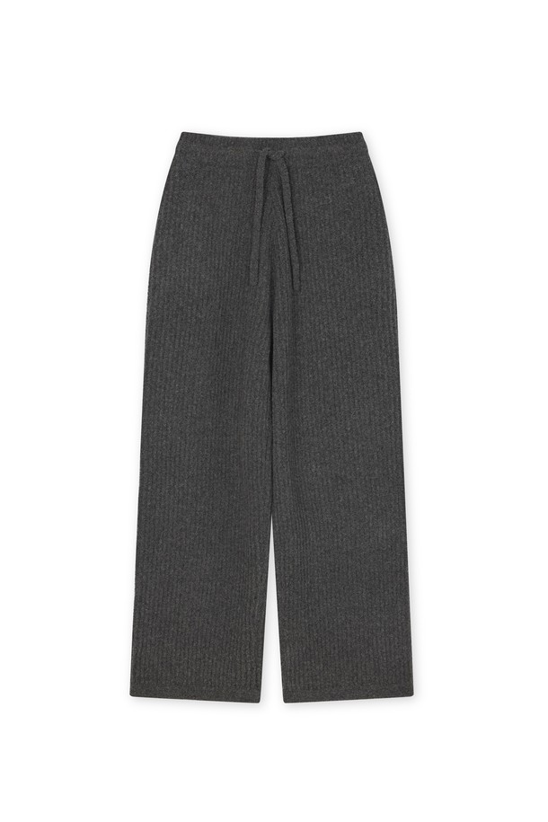 부드러운 부클 소재로 제작되어 포근한 착용감을 선사하는 [남녀공용] 로이 부클 드로스트링 팬츠 그레이입니다. 넉넉한 루즈핏으로 편안하게 활동할 수 있으며, 캐주얼하고 베이직한 스타일을 연출하기 좋습니다. 허리 부분의 드로스트링 디테일로 사이즈 조절이 용이하며, 봄, 가을에 적합한 두께감으로 제작되었습니다. 무지 디자인에 그레이 컬러로 어떤 상의와도 쉽게 매치하여 미니멀하고 클래식한 스타일을 완성할 수 있습니다. 일상생활에서 편안함과 스타일을 동시에 잡을 수 있는 드로스트링 팬츠입니다.
