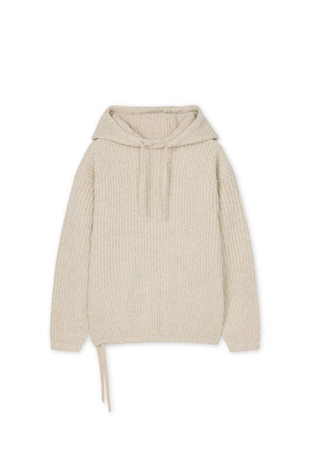 [남녀공용] 로이 부클 스트링 후디 아이보리는 부드러운 메리노울과 나일론 혼방 소재로 제작되어 포근한 착용감을 선사합니다. 아이보리 컬러와 캐주얼하고 베이직한 스타일이 돋보이며, 간절기부터 겨울까지 폭넓게 활용 가능합니다. 부클 원사를 사용하여 독특한 질감을 살렸고, 소매단 립 디테일과 밑단 니트 드로스트링으로 포인트를 더했습니다. 릴랙스 핏으로 편안하게 착용할 수 있으며, 두꺼운 두께감으로 따뜻함을 유지해 줍니다. 셋업으로도 연출하여 더욱 스타일리시하게 즐길 수 있습니다.
