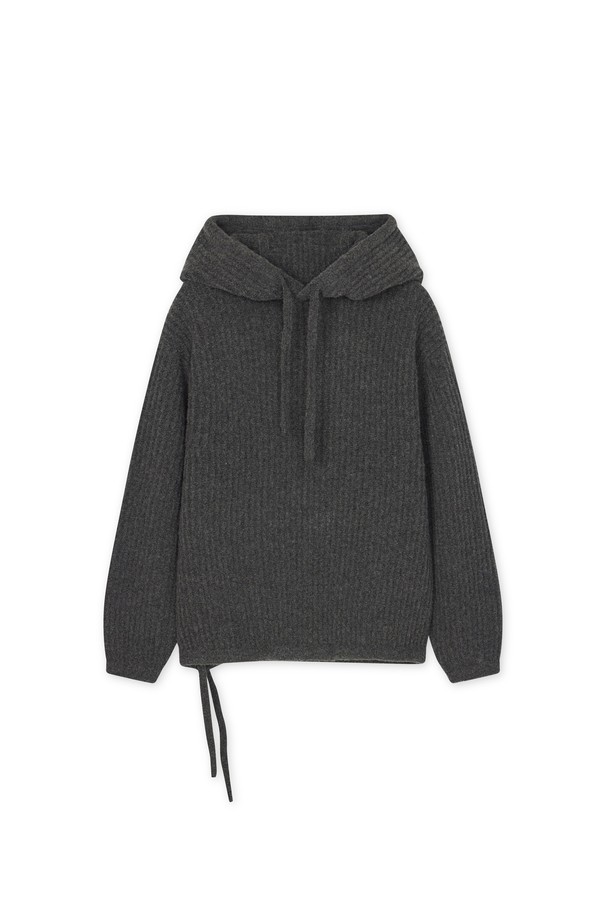 [남녀공용] 로이 부클 스트링 후디 그레이는 부클 원사를 사용하여 포근한 촉감을 선사하는 후디입니다. 메리노 울 85%와 나일론 15% 혼방으로 제작되어 간절기부터 겨울까지 따뜻하게 착용할 수 있습니다. 릴랙스 핏에 레귤러 기장으로 편안한 착용감을 제공하며, 소매단 립 디테일과 밑단 니트 드로스트링으로 포인트를 더했습니다. 캐주얼, 미니멀, 클래식 스타일을 즐기는 분들께 추천하며, 캠핑룩이나 집콕룩으로 활용하기 좋습니다. 
