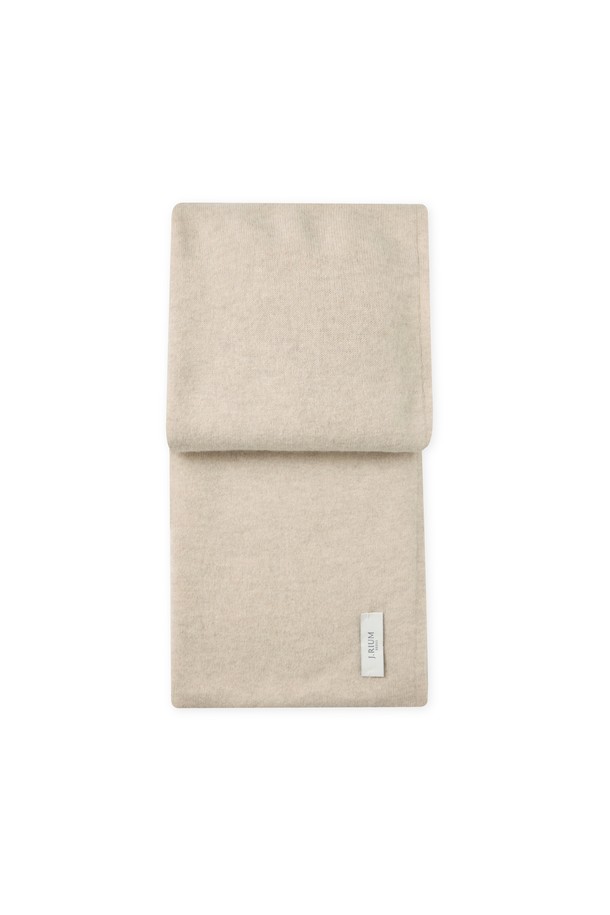 [남녀공용] 캐시미어 에센셜 블렌드 머플러 오트밀은 부드러운 촉감의 캐시미어 소재로 제작되어 가을과 겨울철 보온성을 책임지는 머플러입니다. 무지 디자인과 오트밀 컬러로, 어떤 스타일에도 자연스럽게 매치되어 클래식, 미니멀, 캐주얼 룩을 연출할 수 있습니다. 출근룩과 모임룩 등 다양한 TPO에 활용하기 좋으며, 부드러운 촉감으로 편안하게 착용할 수 있습니다. 데일리 아이템으로 활용하여 따뜻하고 스타일리시한 겨울을 보내세요.
