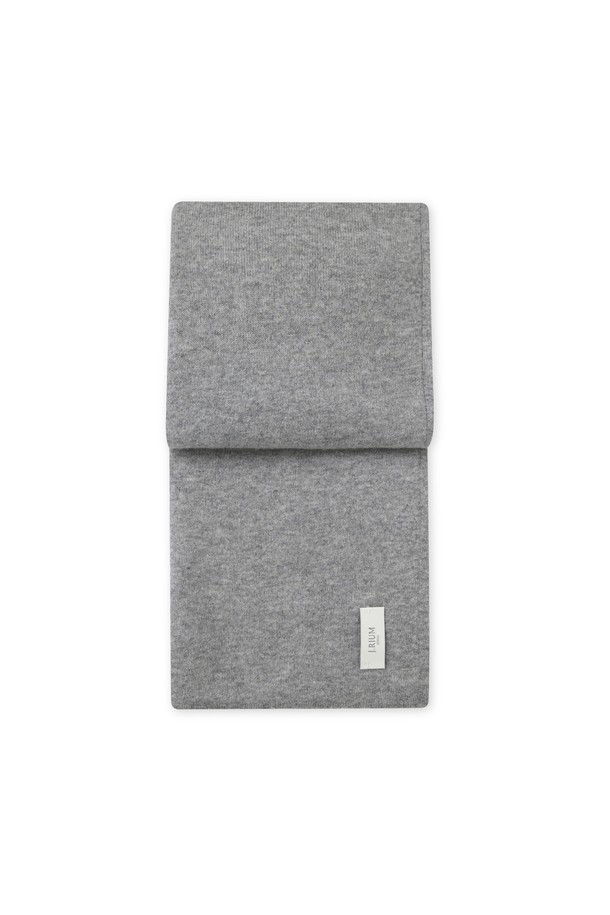 [남녀공용] 캐시미어 에센셜 블렌드 머플러 그레이는 부드러운 촉감의 두꺼운 캐시미어 소재로 제작되어 가을과 겨울철에 따뜻하게 착용할 수 있습니다. 무지 디자인의 그레이 컬러로 어떤 스타일에도 잘 어울리며, 클래식, 미니멀, 캐주얼 룩에 모두 활용하기 좋습니다. 출근룩과 데이트룩에 세련된 포인트를 더해줍니다. 남녀 모두 착용 가능한 디자인으로, 폭넓은 연령층에서 활용 가능합니다. 에센셜 블렌드 소재로 제작되어 편안한 착용감을 선사합니다.
