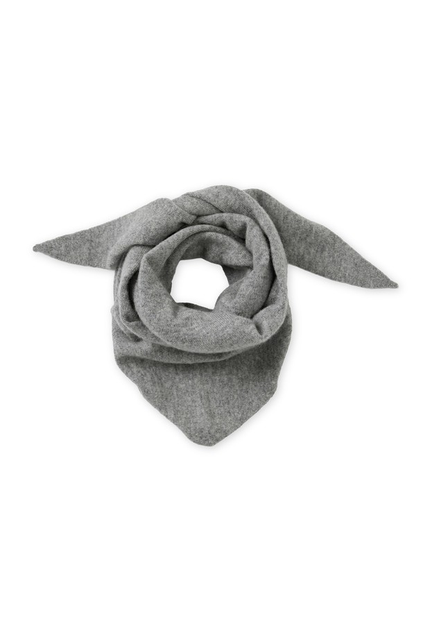 [남녀공용] 캐시미어 에센셜 블렌드 트라이앵글 스카프 그레이는 캐시미어와 메리노 울을 혼방하여 제작된 스카프입니다. 가을, 겨울, 봄 세 계절 모두 착용 가능하며, 부드러운 촉감과 중간 두께감으로 편안한 착용감을 선사합니다. 트라이앵글 패턴 디자인으로, 출근룩이나 모임룩 등 다양한 TPO에 맞춰 클래식, 미니멀, 캐주얼 스타일을 연출할 수 있습니다. 독자적인 염색 공법과 편직 밀도 강화로 내구성을 높였으며, 자연스러운 드레이프감으로 우아함을 더합니다. 그레이, 핑크, 도트블랙, 브라운의 다채로운 컬러로 출시되어 폭넓은 선택이 가능합니다.
