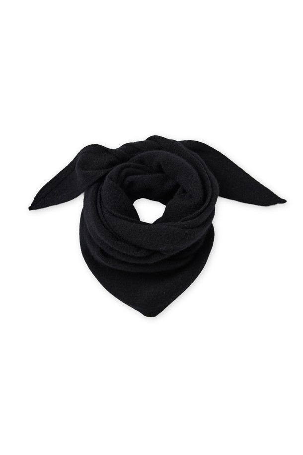 남녀공용 캐시미어 에센셜 블렌드 트라이앵글 스카프 블랙입니다. 가을, 겨울 시즌에 어울리는 부드러운 촉감의 얇은 두께로 제작되었습니다. 캐시미어 소재 특유의 고급스러움과 보온성을 느낄 수 있으며, 무지 패턴과 베이직, 클래식 스타일로 어떤 룩에도 자연스럽게 매치됩니다. 트라이앵글 형태로 제작되어 다양한 방식으로 연출 가능하며, 미니멀한 디자인으로 은은한 멋을 더합니다. 데일리 스카프로 활용하기 좋은 실용적인 아이템입니다.
