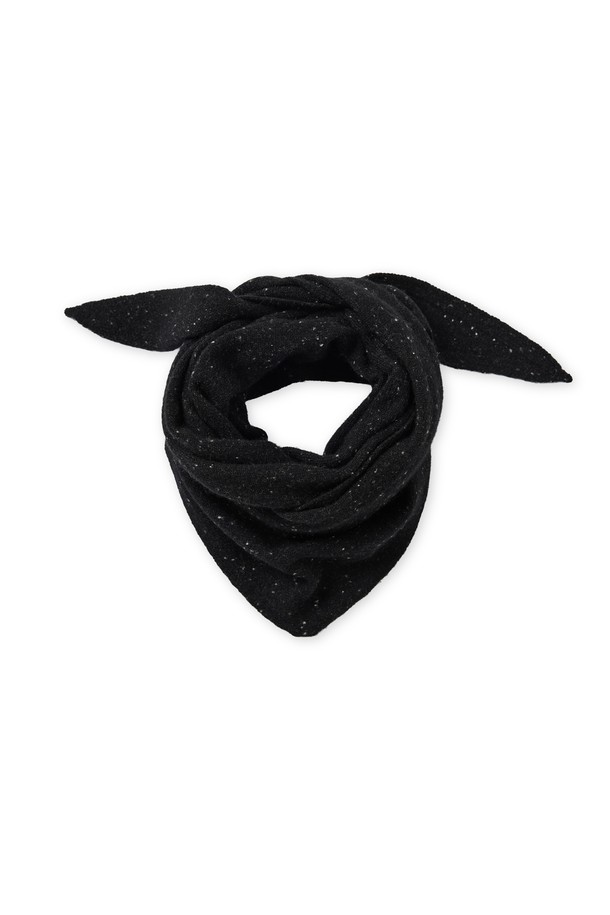 캐시미어 에센셜 블렌드 트라이앵글 스카프 도트 블랙은 남녀공용으로, 가을과 겨울에 착용하기 좋은 스카프입니다. 부드러운 촉감의 캐시미어 소재로 제작되었으며, 베이직한 스타일과 클래식, 미니멀한 디자인을 선호하는 분들께 적합합니다. 블랙 컬러에 도트 무늬가 포인트로 더해져 세련된 느낌을 선사합니다. 트라이앵글 형태로 제작되어 다양한 스타일로 연출할 수 있습니다. 일상생활에서 폭넓게 활용할 수 있는 아이템입니다.
